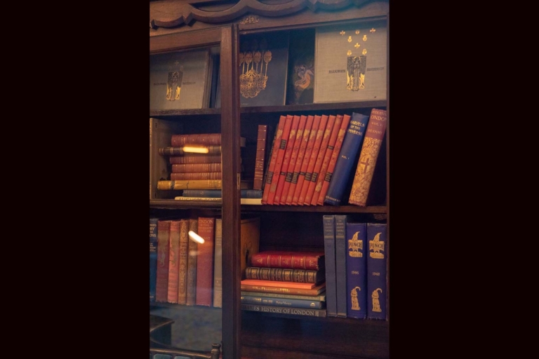 The L'Oscar Hotel library 9